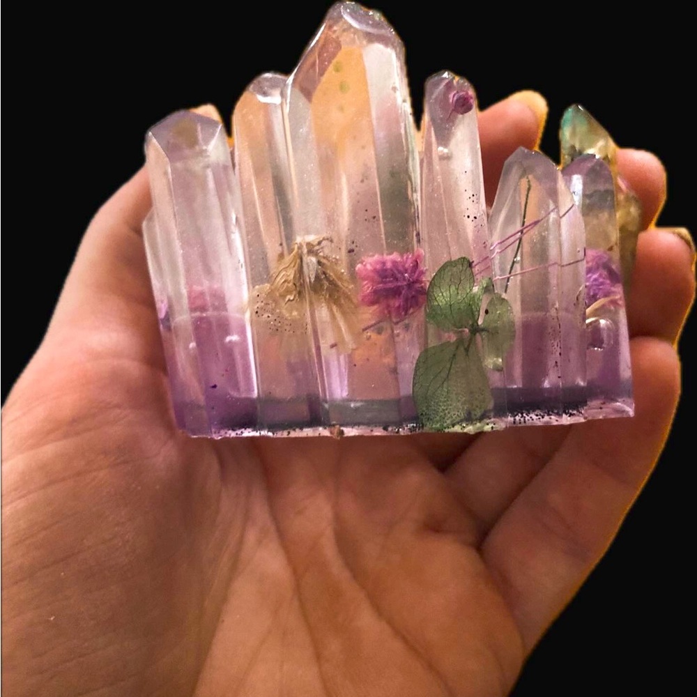 Epoxy resin crystal holder with dried flowers